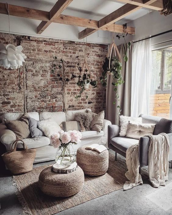living rustic modern cu canapea albă și perete de piatră