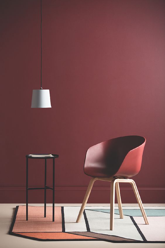 perete si scaun viva magenta în designul interior